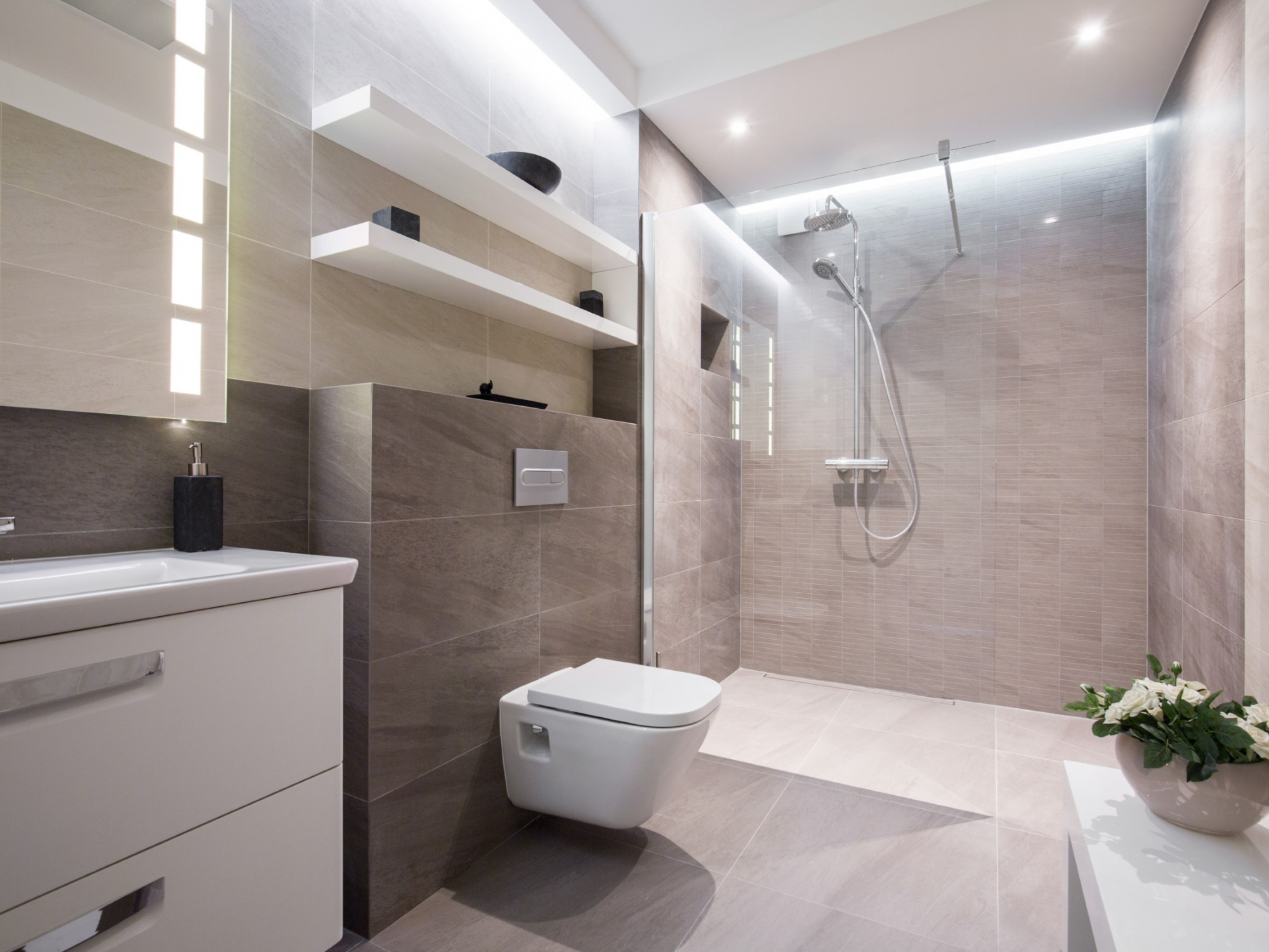 elegantes-Badezimmer-grau-braun